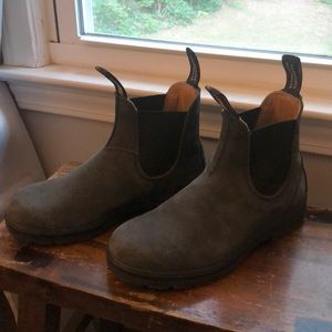EUC Blundstone Chelsea boots - size 4 (US women’s size 7)